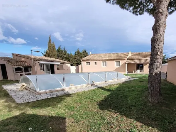 COURSAN Belle villa de type V, de 148 m2 habitable, de plain-pied sur un terrain de 1670 m2 avec gar