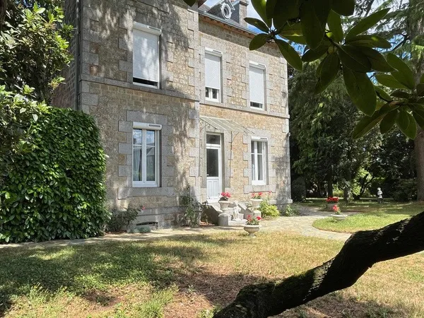 15 Kms de VIRE et de FLERS - À Vendre - Élégante Demeure en Pierre et Granit dans un Écrin de Verdur