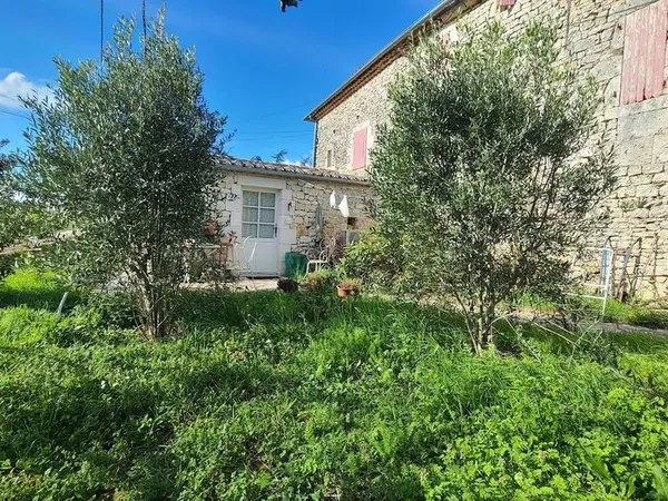 Roquecor - Ancien Prieuré du 15e Siècle avec Gîtes, Terrain Arboré et cave voutée.