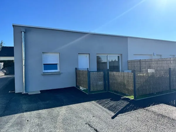 Maison neuve PMR de plain-pied, mitoyenne, avec jardinet à vendre loué 500€