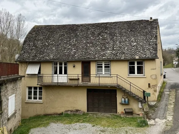 Maison typique avec toiture en lauze