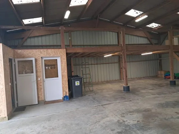 ENTREPOT DE STOCKAGE 245 M2 AVEC LOGEMENT