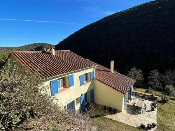 PROPRIETE D'EXCEPTION - MAS DE TYPE F6 SUR 41 HECTARES - SUD