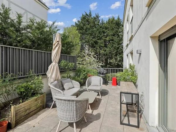 Vente appartement avec une terrasse, entouré de jardins - Garches