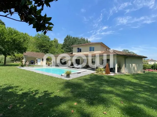 VILLA 205 M² AVEC PISCINE ET PARC AMENAGE