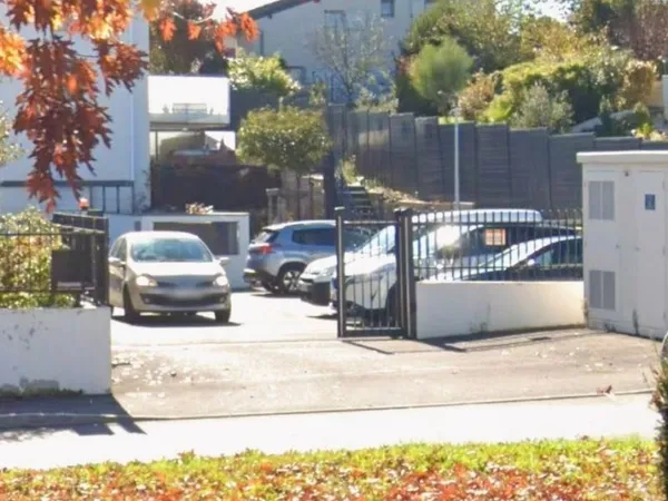 Place de parking dans résidence fermée