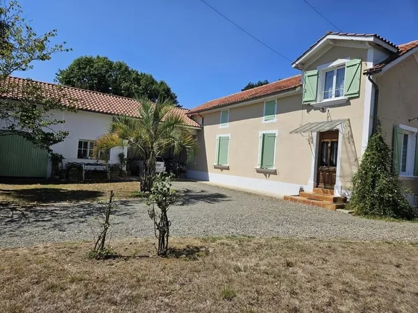 Charmanet maison de village béarnise avec 3330m2 de jardins aménagés.