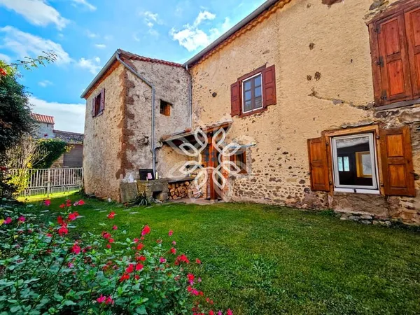 Maison en pierre avec cours