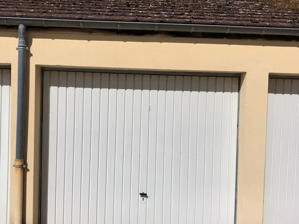 Grand box fermé 14 m² + grenier 8 m² - Résidence sécurisée - Proche gare - Dammarie-les-Lys