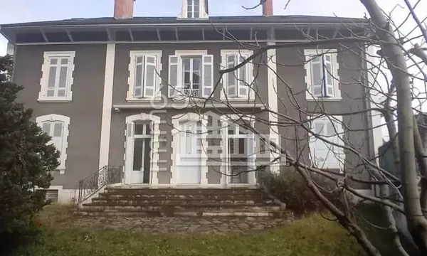 Grande maison de ville de 380 m2 avec jardin.