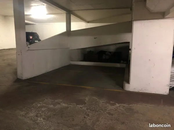 Grande place de parking en sous sol, immeuble sécurisé
