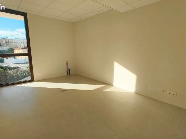 À louer - Local professionnel de 25 m² - Fréjus - Pôle bien-être