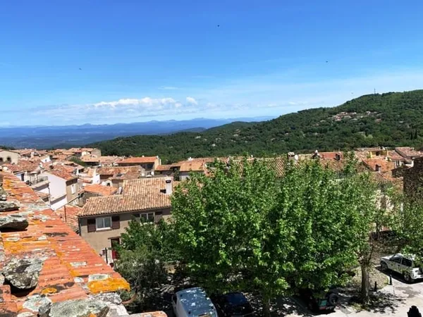 Grande maison de village avec cave et terrasse tropézienne