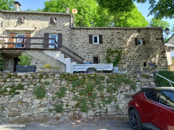 Maison au bord du lac du Laouzas