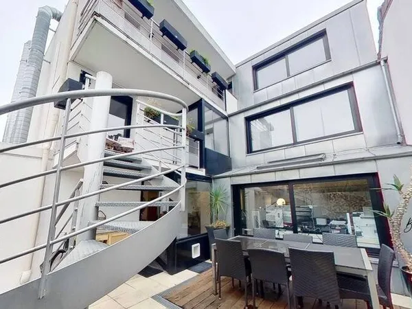 Bureaux 9 pièces 272 m²