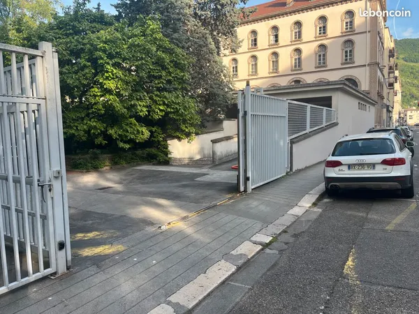 Location garage/box fermé