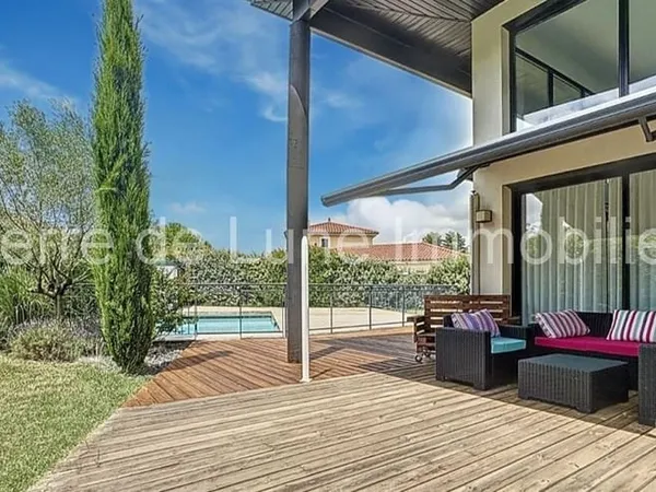 Maison 8 pièces 267 m²