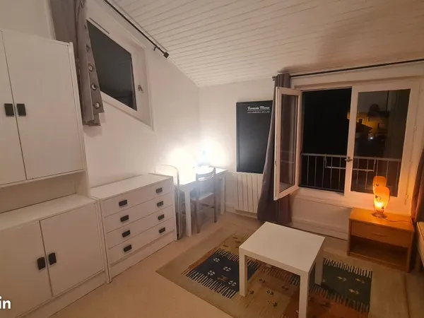 STUDIO MEUBLE REFAIT A NEUF 2023 17m2 PLEIN CENTRE YSSINGEAUX PARKING