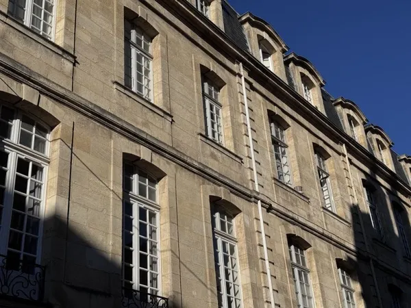 Bordeaux Grosse Cloche: grand T3 dernier étage.