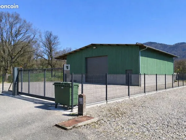 Bâtiment industriel, dépôt artisanal ,local commercial de 235 m2 et 1500m2 de terrain clos