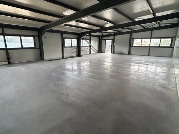 Local 140 m² à louer en étage neuf - Zone d'activité de Signes