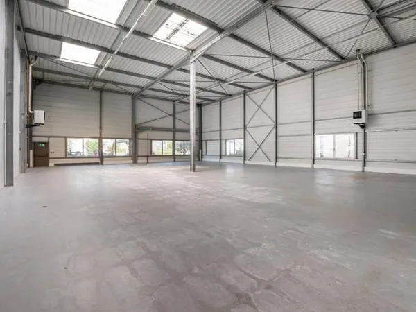 Local d'activité 902 m²