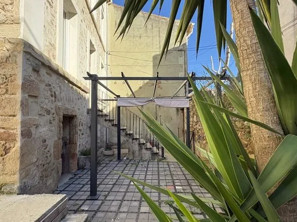MAISON DE MAÎTRE AVEC JARDIN, GARAGE ET CAVE