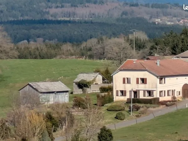 Ancienne ferme réaménagée, 2 logements avec grand terrain et dépendance