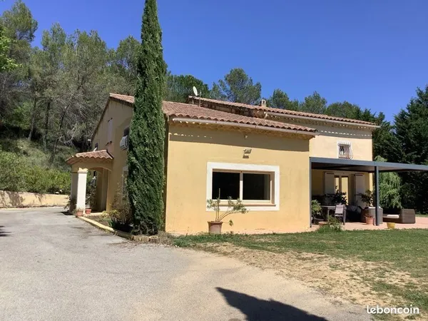 Maison à Brignoles sur 1 étage avec 7000 m2 de terrain,250 m2 habitable,piscine au prix de vente de 