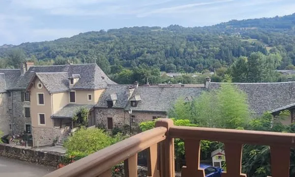 Maison de village avec balcons et garage, centre ville SAINT COME D'OLT.