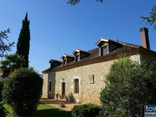MAISON DE MAITRE 200 m2 ET SA GRANGE EN PIERRE à restaurer s