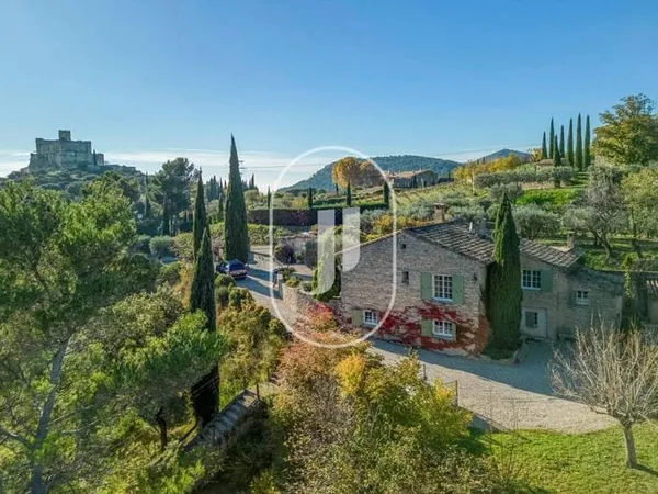 Mas en pierre et terrain constructible à vendre au Barroux