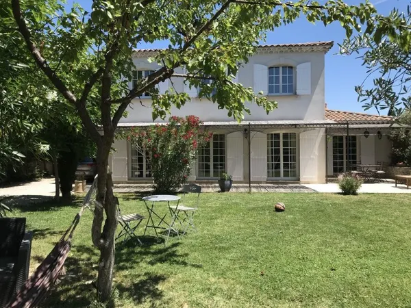 Maison Bastide avec jardin arboré 600 m² piscinable - Lirac