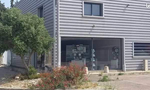 A VENDRE Local 410m2 + cour 100m2 + parking
