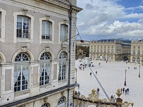RARE : NANCY HYPER CENTRE VUE PLACE STANISLAS - APPARTEMENT 50 m2 Entièrement meublé et équipé Prêt 