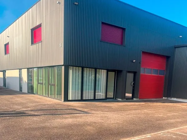 Local d'activité et bureaux de 386 m²