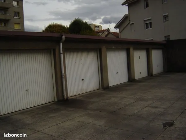 15 rue Mallifaud garage de plein pied dans cour securisée