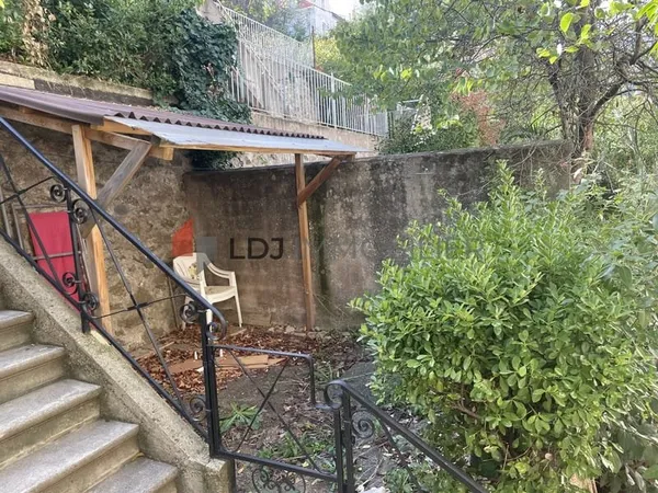 Studio + terrase + extérieur