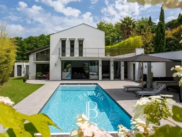 SAINT JEAN DE LUZ, MAISON CONTEMPORAINE AVEC PISCINE