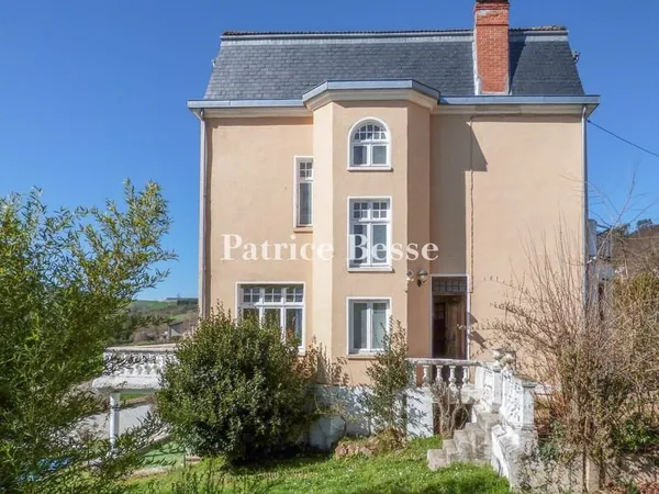 Dans le Beaujolais vert, dans un village proche du lac des sapins, une maison de maître de 190 m² du