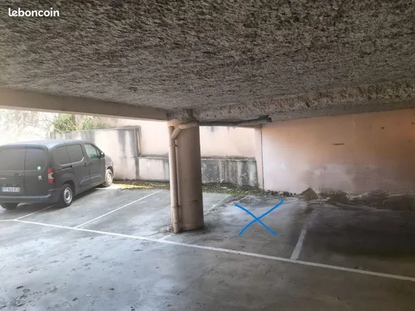 Place de parking en espace couvert