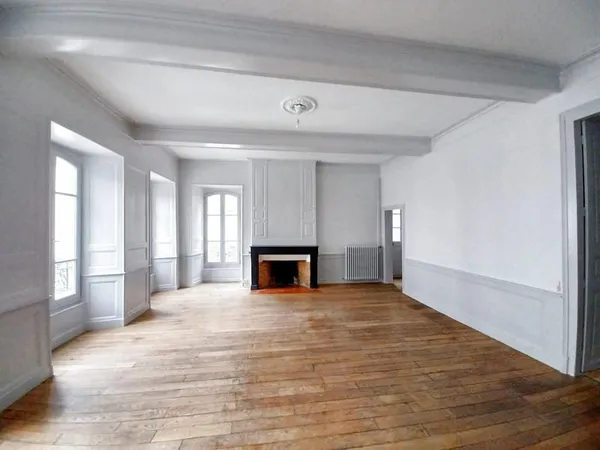 Type 5-15 place hotel de ville AURILLAC etat neuf