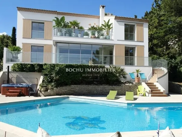 Villa 230 m 2 sur splendide terrain arboré