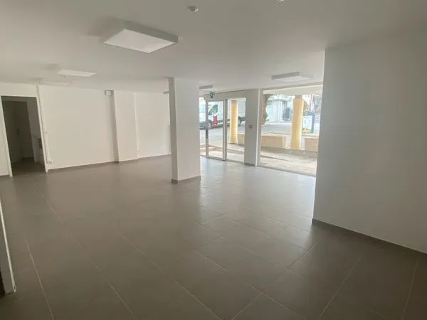 Local commercial 81 m² - Centre bourg - Vitrine + accès PMR