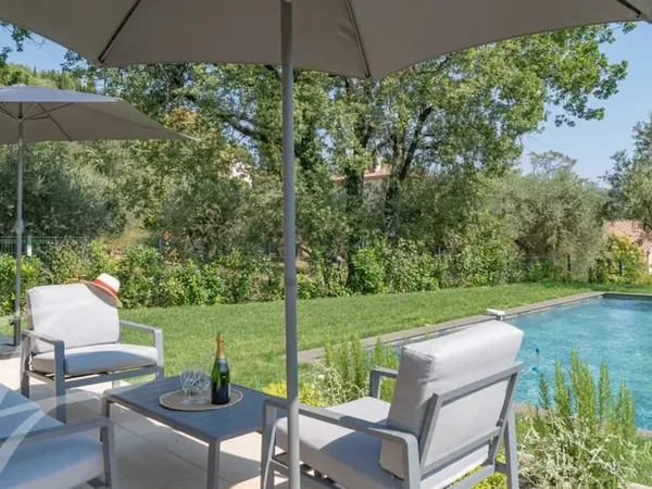A pied du village de Valbonne, une villa à la rénovation exquise