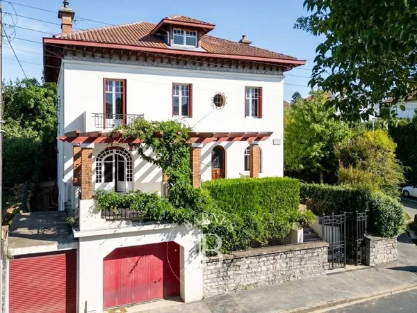 Bayonne, Les Arènes, Maison Des Années 30 De 300 M² À Rénover