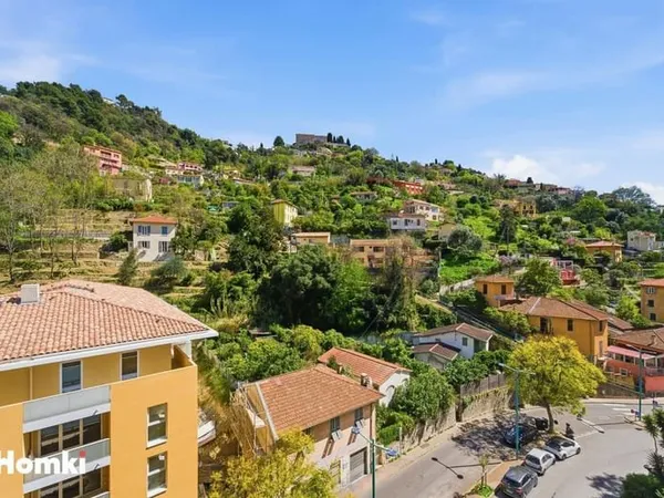Menton - 3 pièces traversant avec balcon, loggia et parking