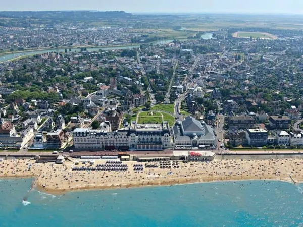 Studio Neuf avec Extérieur - À 900m de la Plage de Cabourg