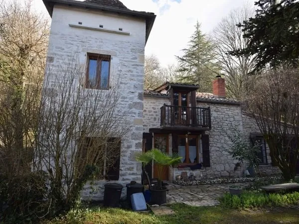 Maison à vendre en pierre avec piscine VERS (46)