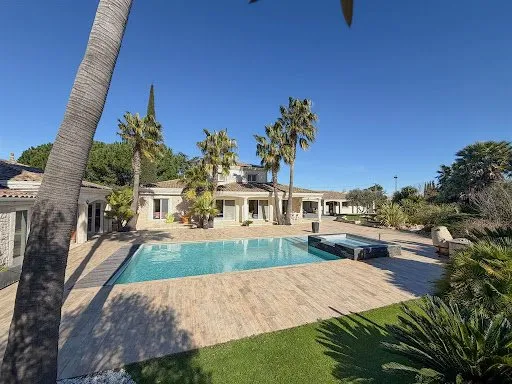 Maison 7 pièces 266 m²
